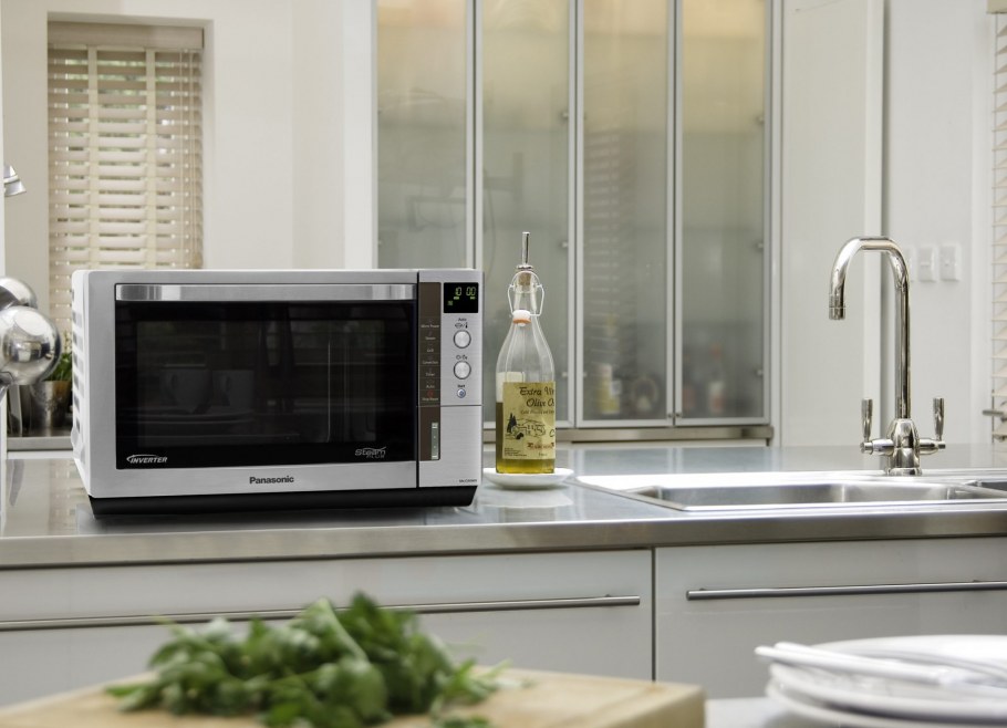 Микроволновка на холодильнике: одна ошибка, которая сокращает срок службы обоих приборов