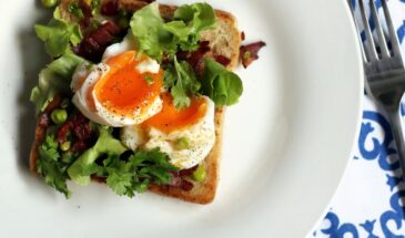 Тосты с беконом и яйцом: одна хитрость с горошком, которая делает завтрак ресторанного уровня