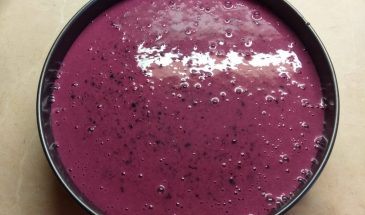 Йогуртовый торт со смородиной: десерт, который тает во рту — и в нём нет ни грамма муки