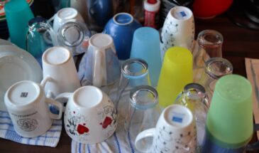 Почему стаканы хранят вверх дном: один приём, который меняет всё на кухне