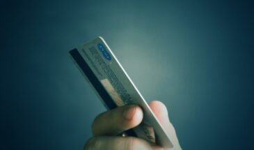 Зачем опытные водители хранят старую кредитку в машине: простой приём с вагон пользы