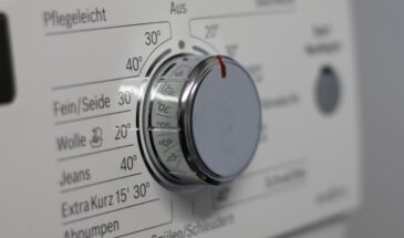 Стирка штор: одна хитрость с носком, которая спасает крючки и экономит время