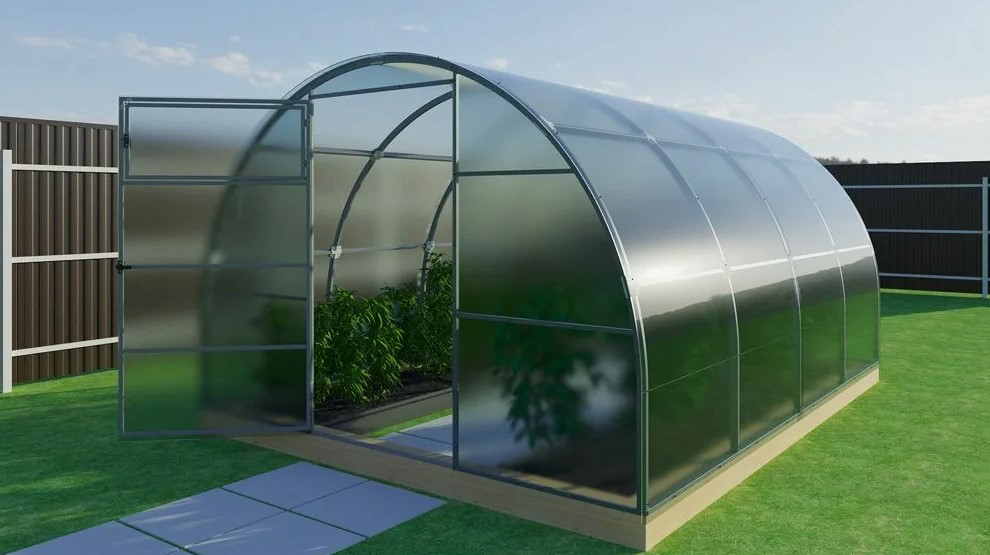 Хватит мучиться с поликарбонатом: один материал, который не трескается и не мутнеет — почему садоводы в восторге