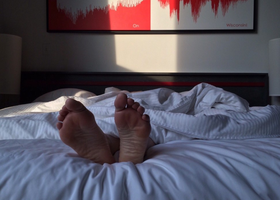 Усталость по утрам: одна привычка перед сном, которая крадёт ваши силы