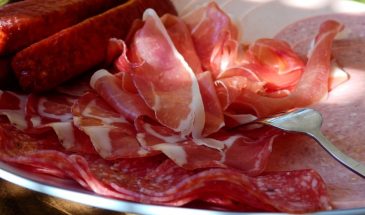 Ясность ума в 87 лет: врач назвала 5 продуктов, от которых стоит отказаться после 50