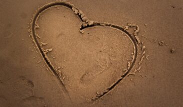 6 апреля любовь постучится в дверь к двоим: астрологи назвали знаки, которым нельзя пропустить этот день