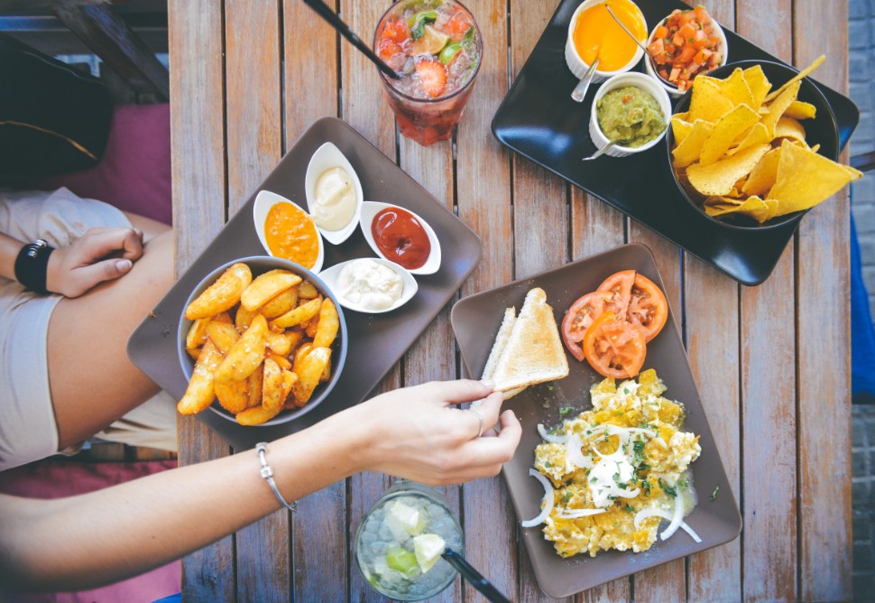 Не хочется завтракать? Одна привычка, которая убивает утренний аппетит — и как её исправить