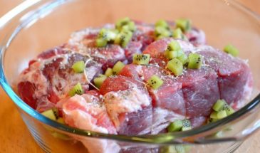 Киви в мясе? Это не ошибка, а гениальный трюк: как фрукт делает стейк сочным без дорогих маринадов