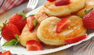 «Эти оладьи тают во рту»: секрет пушистых блинчиков с клубникой, от которых невозможно оторваться