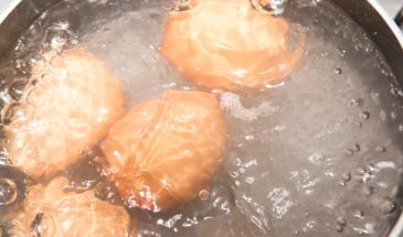 Скорлупа отваливается сама: что добавить в воду перед варкой яиц, чтобы они чистились за секунду