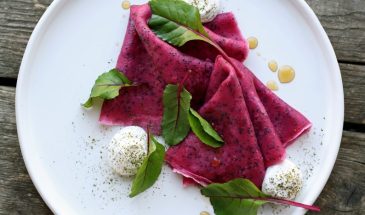 Свекольные блины с козьим сыром: как простое пюре превращает тесто в кулинарный хит