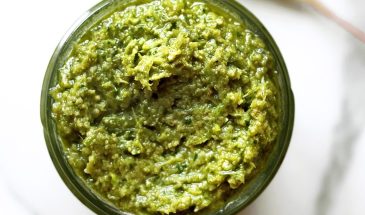 Песто из чесночных стрелок: соус, который спасёт урожай и покорит вкусом — рецепт, где не пропадёт ни один побег