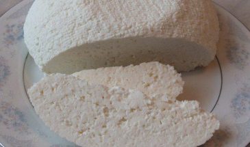 Вкуснее магазинной феты: домашний сыр — рецепт из кефира, который изменит ваши завтраки