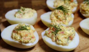 Фаршированные яйца за 10 минут на Пасху — закуска с крабовыми палочками, которая исчезает со стола первой