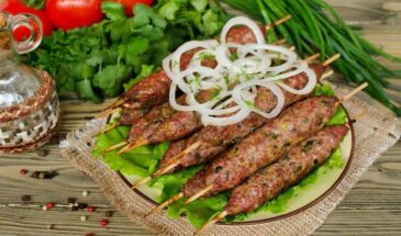 Люля-кебаб слетает с шампура: 5 ошибок, из-за которых фарш падает в угли — и как их исправить