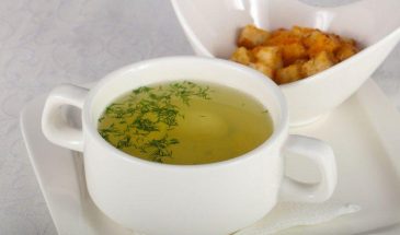 Идеальный куриный бульон: ошибка с водой, которая портит вкус и прозрачность