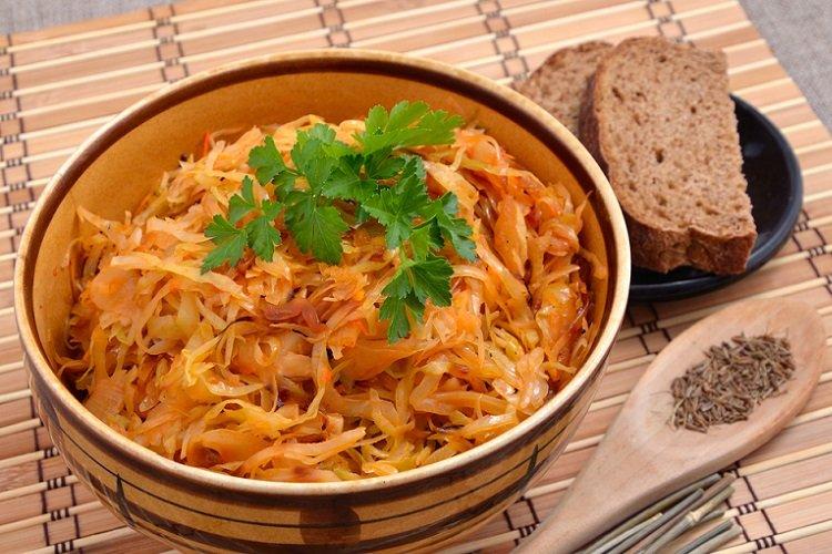 Тушеная капуста: 7 добавок, без которых она не будет той самой — что кладут шеф-повара