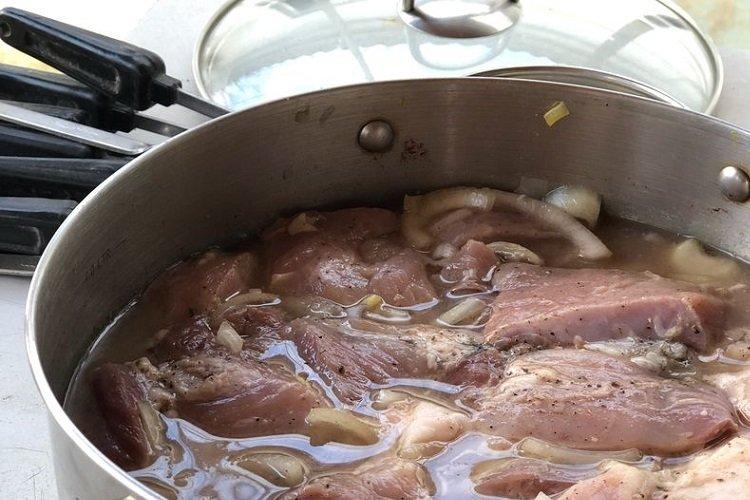 Три маринада, которые спасут шашлык на майских: секреты сочного мяса без усилий