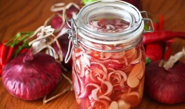 Лук по-студенчески на Пасху: одна хитрость с кипятком и закуска улетает быстрее шашлыка