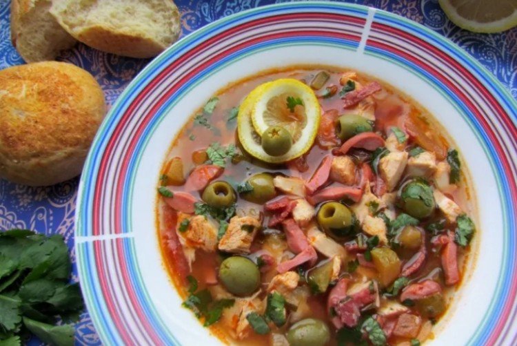 Солянка с квашеной капустой: как превратить остатки мяса в суп, который исчезает первым