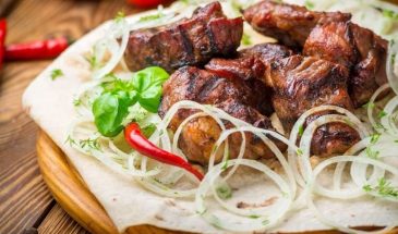 Королевский шашлык: одна хитрость перед жаркой — мясо будет сочным и румяным
