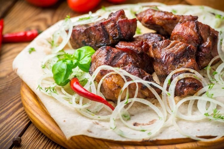 Королевский шашлык: одна хитрость перед жаркой — мясо будет сочным и румяным