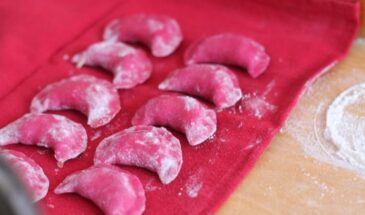 Тесто со свеклой: один секрет, который делает вареники красными без красителей