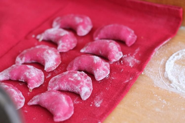 Тесто со свеклой: один секрет, который делает вареники красными без красителей