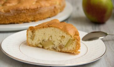 Яблочный пирог на сковороде за 30 минут: один секрет, который делает тесто нежным без духовки