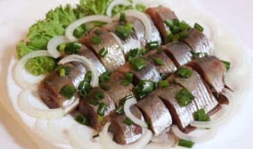 Селёдка не будет солёной: бабушкин трюк, который вымывает соль за пару часов