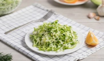 Летний салат из капусты с огурцами: одна хитрость с солью — и овощи «запоют» по-новому