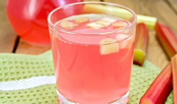 Компот из ревеня: напиток, который «включает» лето — одна деталь и вкус меняется полностью