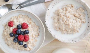 Эту кашу подают не в миске, а на блюдце: как из простых хлопьев сделать десерт-шедевр