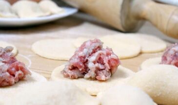 Можно ли лепить пельмени на Пасху: одна хитрость с лавровым листом и фарш становится сочным