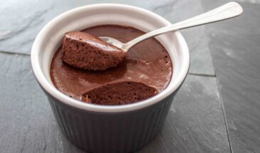 Десерт без духовки на Пасху: одна хитрость с желатином и мусс тает во рту — готовится за 5 минут