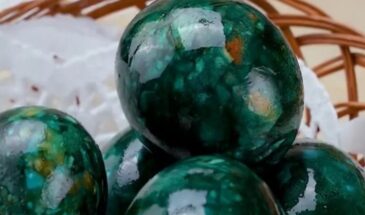 Малахитовые яйца на Пасху: одна хитрость с каркаде