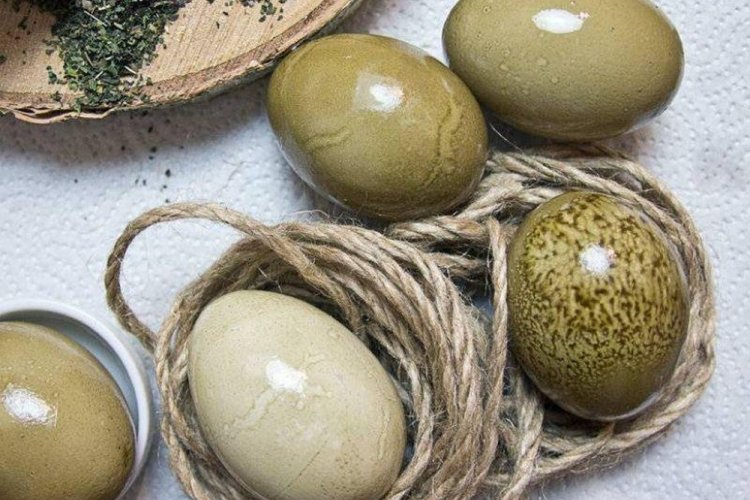 Яйца изумрудного цвета за копейки на Пасху: секрет шпината, о котором молчат все!