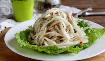 «Эту редьку едят ложками»: рецепт квашеной закуски, от которой гости просят добавку