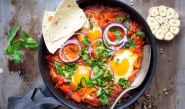 Весенняя яичница за 15 минут: один секрет соуса, который вкуснее шакшуки