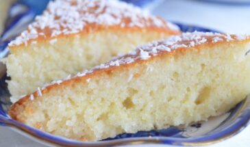 Манник за 10 минут: одна хитрость с микроволновкой, которая делает пирог сочнее духового