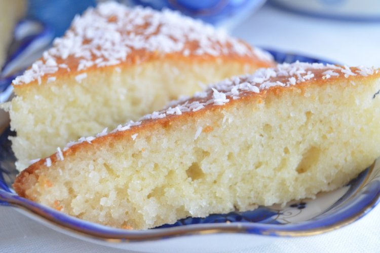 Манник за 10 минут: одна хитрость с микроволновкой, которая делает пирог сочнее духового