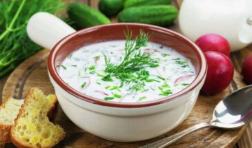Секрет «белой» окрошки: почему сыворотка с рассолом заменяет квас и кефир