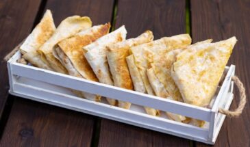 Без яиц и дрожжей: треугольники на кефире, которые исчезают со стола первыми