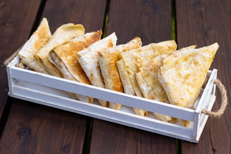 Без яиц и дрожжей: треугольники на кефире, которые исчезают со стола первыми