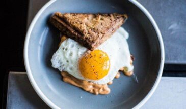 Когда солить яичницу: одна ошибка, из-за которой белок становится резиновым, а желток — сухим