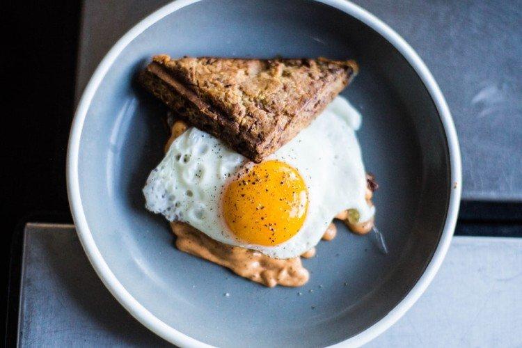 Когда солить яичницу: одна ошибка, из-за которой белок становится резиновым, а желток — сухим