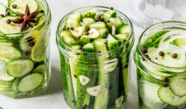 Знаменитая закуска из огурцов в кипятке: рецепт с 50-летней историей, который снова в моде