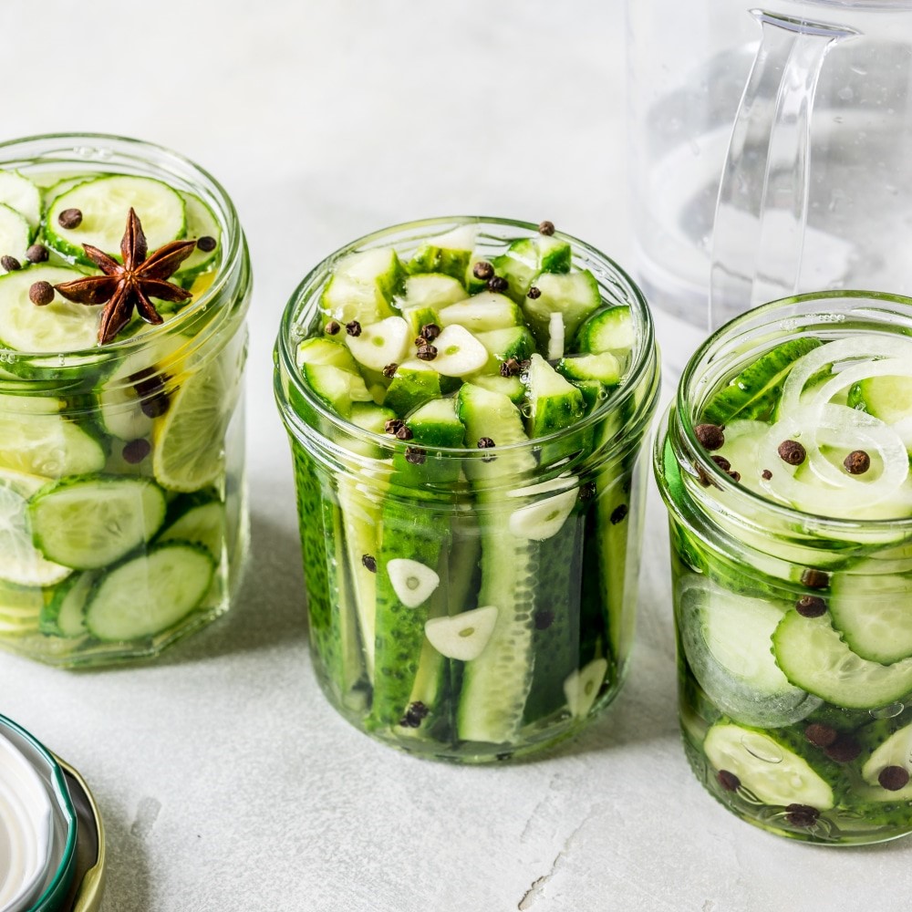 Знаменитая закуска из огурцов в кипятке: рецепт с 50-летней историей, который снова в моде