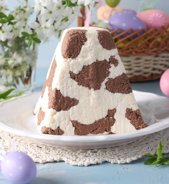 Творожная пасха двухцветная: одна хитрость с шоколадом и десерт разлетается мгновенно