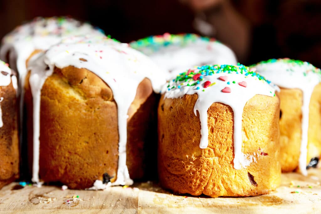 Даже покупной кулич станет мягким: одна хитрость с сиропом — рецепт, который спасёт выпечку